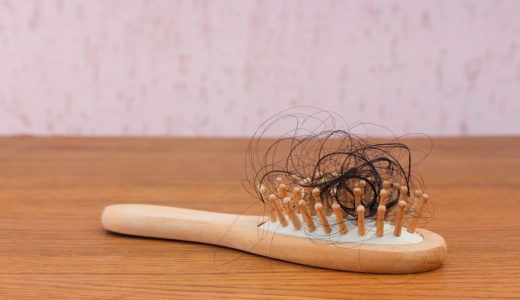 抜け毛が発生する原因と10点の対策方法を紹介